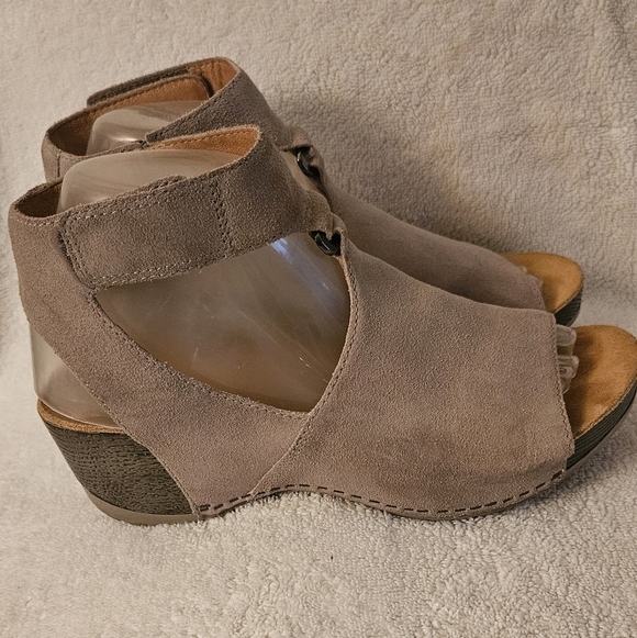 Dansko Shoes - Dansko Leather Taylin Sandal Comfort Footbed Gray Taupe Burnished Suede Wmn’s 7